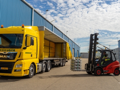 Laden van aluminium op trailer van Verbrugge