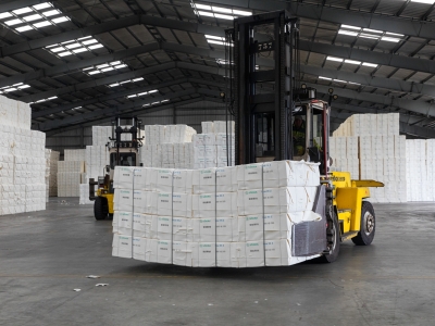 Opslag van woodpulp bij Verbrugge Terminals