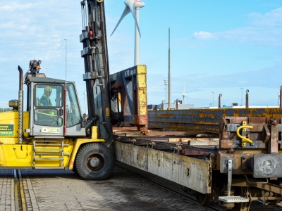 Profielstaal laden op wagon bij Verbrugge Terminals