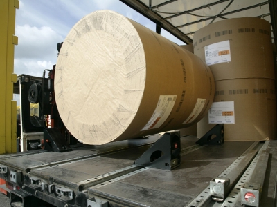 Laden papierrollen, Joloda trailer Verbrugge Internationale Wegtransporten