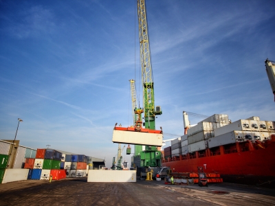 Lossing containers van containerschip bij Verbrugge Terminals