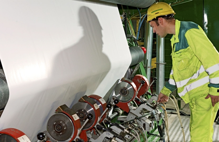 Rewinding and cutting paper reels