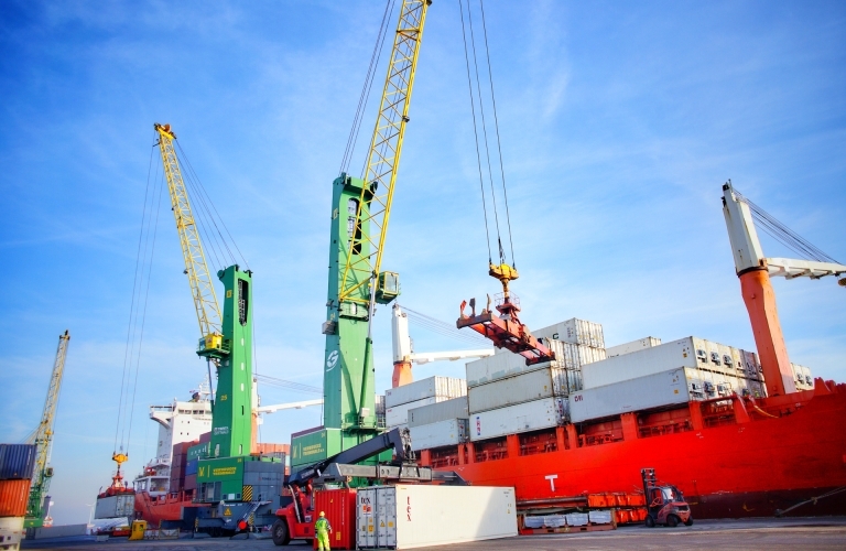 Lossen containers van containerschip bij Verbrugge Terminals