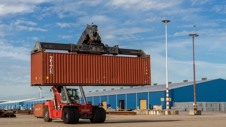 Containerlogistiek, reachstacker aan het werk bij Verbrugge Terminals