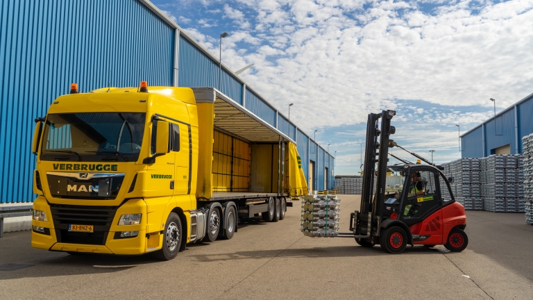 loading aluminium on trailer of  Verbrugge