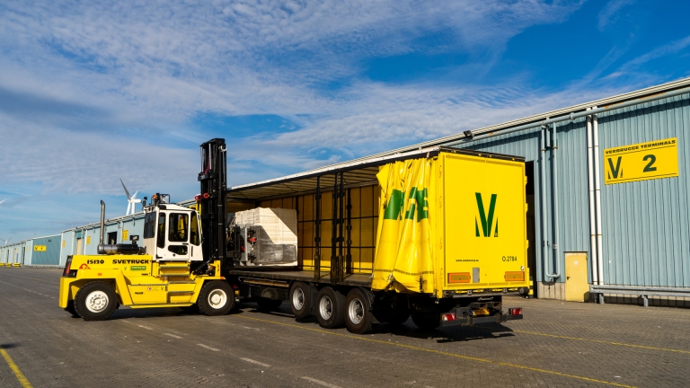 Laden van woodpulp in trailer Verbrugge