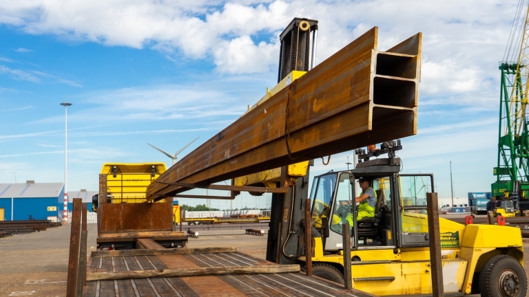 Loading steel beams on trailer at Verbrugge Terminals