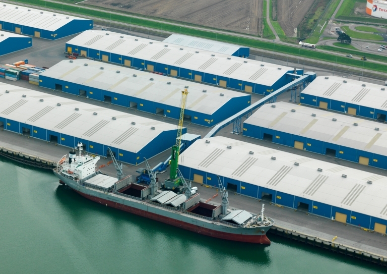 Lossen bulkcarrier met concentraten bij Commodities Terminal Verbrugge