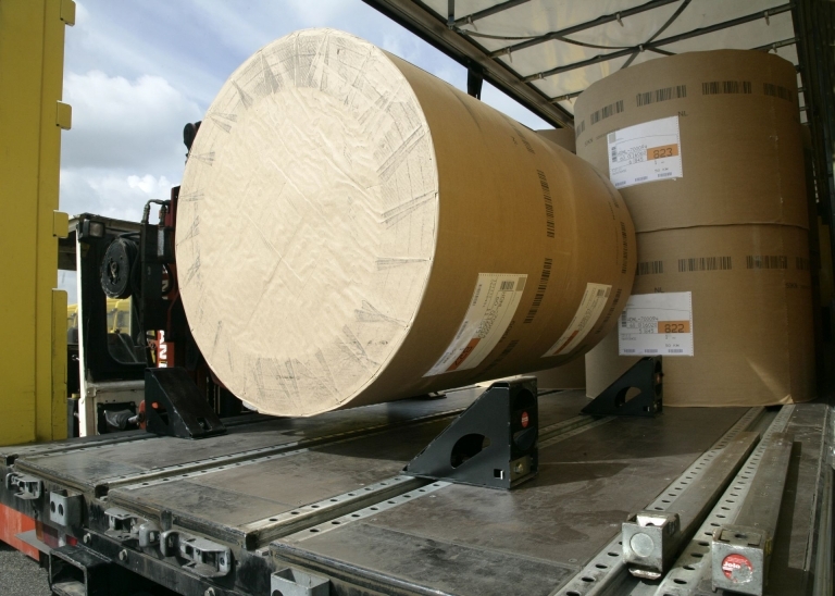 Laden papierrollen, Joloda trailer Verbrugge Internationale Wegtransporten