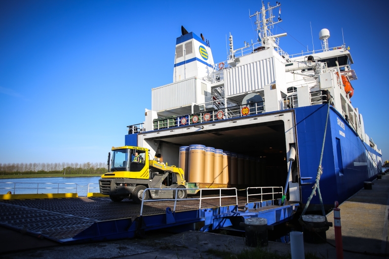 Discharging RORO carier Holmen Verbrugge Terminals 